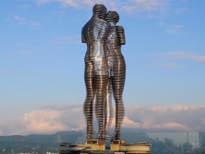 Али и Нино на набережной - символ Батуми 