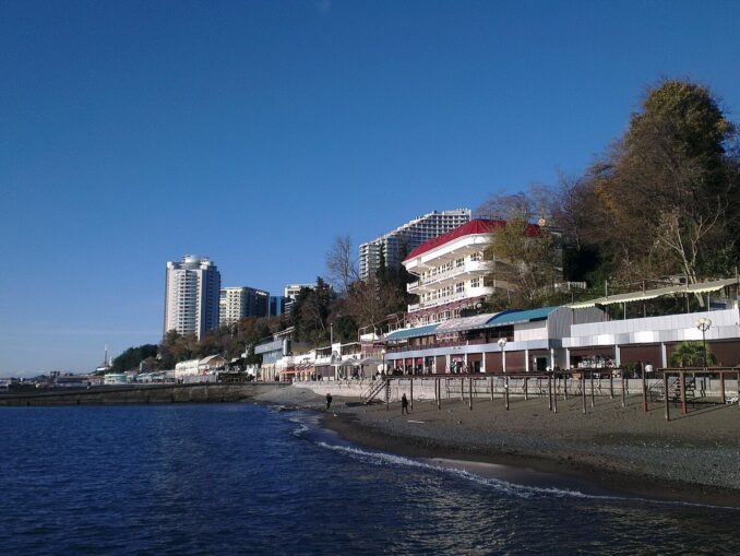 Пляж в Сочи в декабре, фото @Stranneek/Wikimedia Commons Пляж - в Сочи в декабре нужно одеоваться легко, но тепло