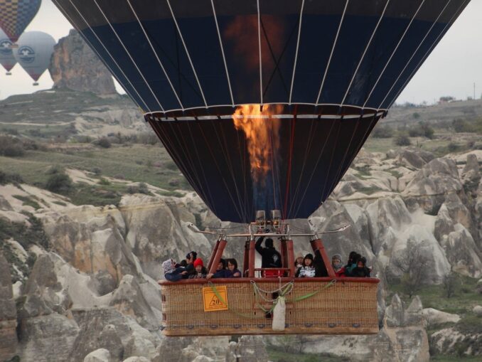 Туристисты летят смотреть Каппадокию зимой, фото @minsefayildirimeco/Pixabay.com Воздушные шары летают над Каппадокией и в декабре