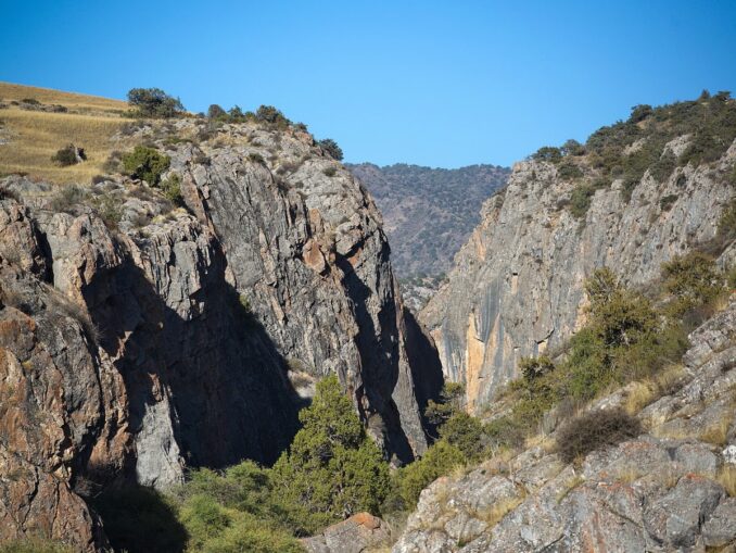 Canyon Chortang near Samarkand, photo @Mustafin M./Wikimedia Commons For a trip from Samarkand to the mountains in November, you need to dress warmer