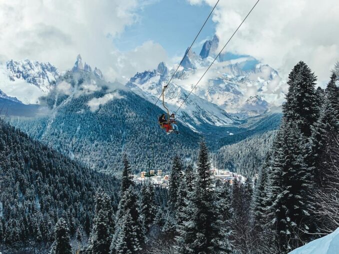 Зимой в России можно поехать на Домбай