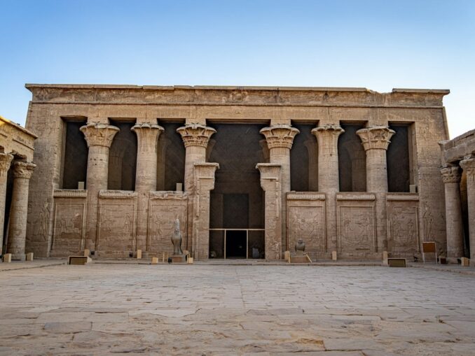 Храм Гора в Эдфу - одно из самых интересных места Египта