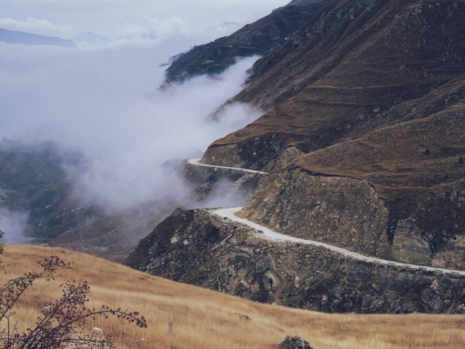In the mountains of Dagestan in December, photo unsplash.com/@Sergey Chuprin There are frequent fogs in the mountains of Dagestan in December