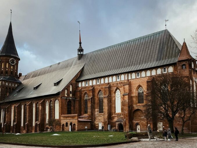 Температура воздуха зимой в Калининграде колеблется в диапазоне -10-+10 градусов Цельсия