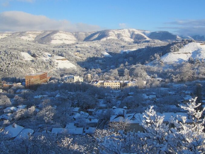 Вид на заснеженный зимний Кисловодск