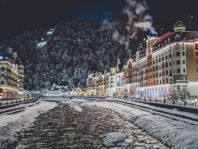 Красная Поляна зимой выглядит особенно красиво, фото unsplash.com/@Arseny Togulev Зимой в Сочи нужно посмотреть Красную Поляну