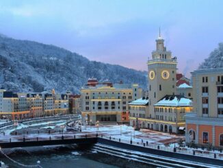 В Красную Поляну в России в декабре стоит поехать кататься на лыжах