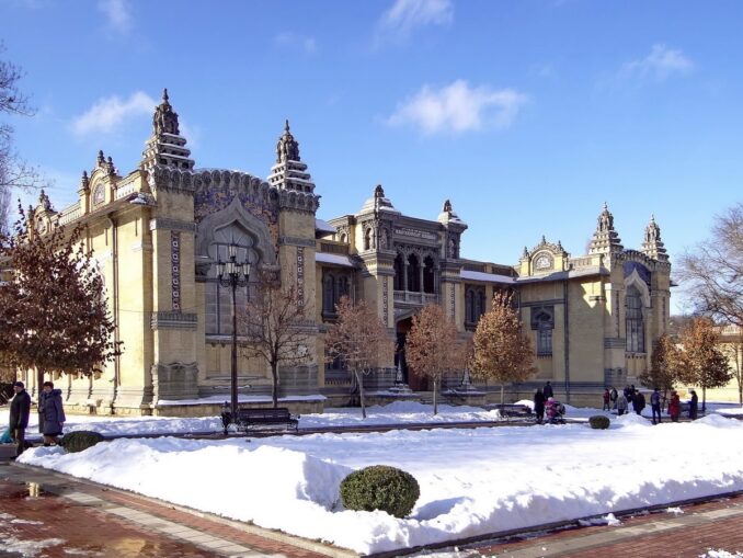 Главные Нарзанные ванны - температура воздуха в Кисловодске зимой редко опускается ниже -5-7 градусов Цельсия