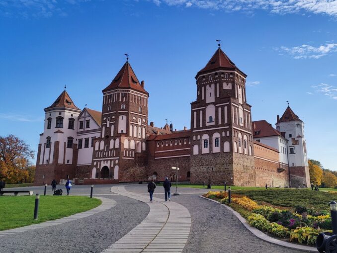 В Беларуси можно посетить на машине Мирский замок