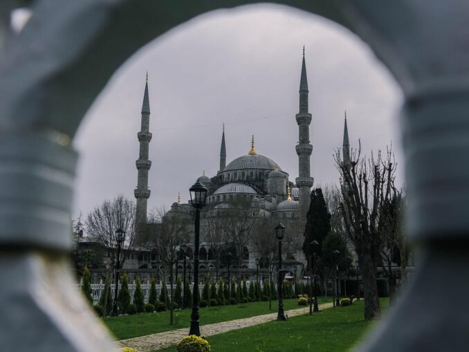 Голубая мечеть в Стамбуле, фото @sofdoug/Pixabay.com В Стамбул в декабре стоит ехать на экскурсии