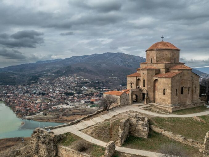 Храм Джвари близ Мцхеты стоит посетить в любое время года