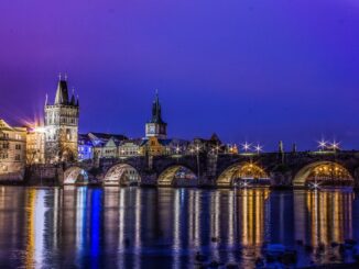 Вечерний Карлов мост - в ноябре в Прагу стоит ехать на экскурсии!