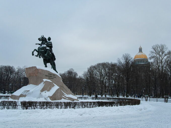"Медный всадник" в Санкт-Петербурге зимой, фото unsplash.com/@Nikita Nikitenko В Санкт-Петербург в России в декабре можно ехать на экскурсии