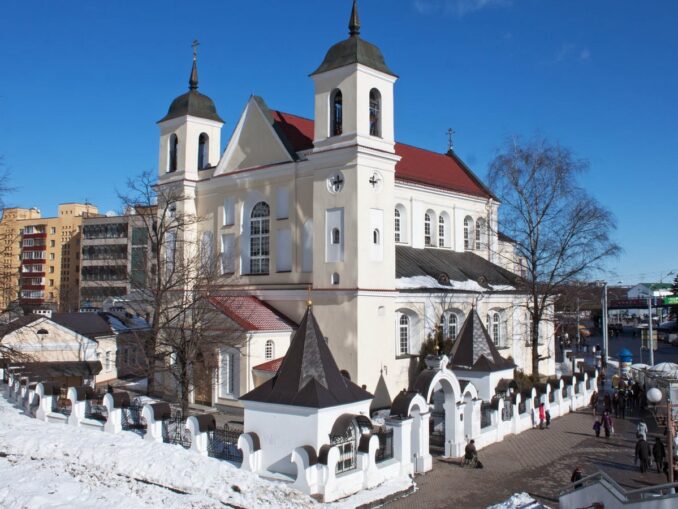 Свято-Петро-Павловский собор в Минске, фото @Gavrysh/Wikimedia Commons Свято-Петро-Павловский собор - зима в Минске не очень холодная, но снег выпадает регулярно