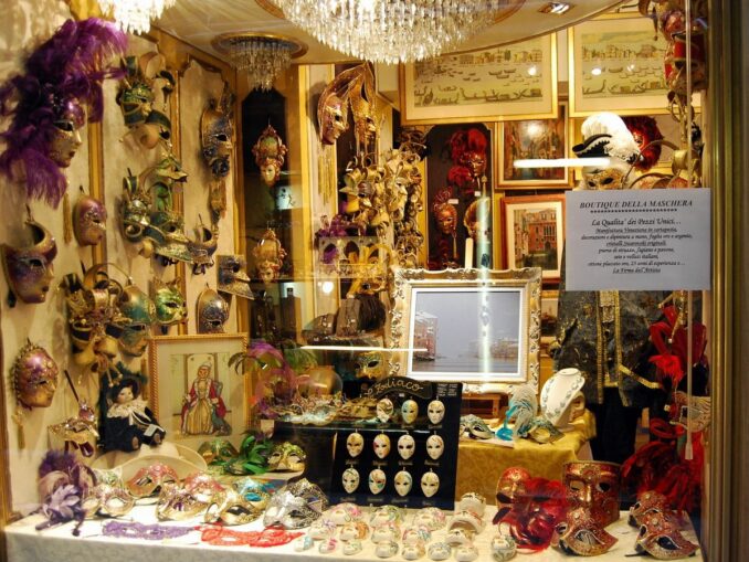 Туристы привозят на память из Венеции картины и гравюры