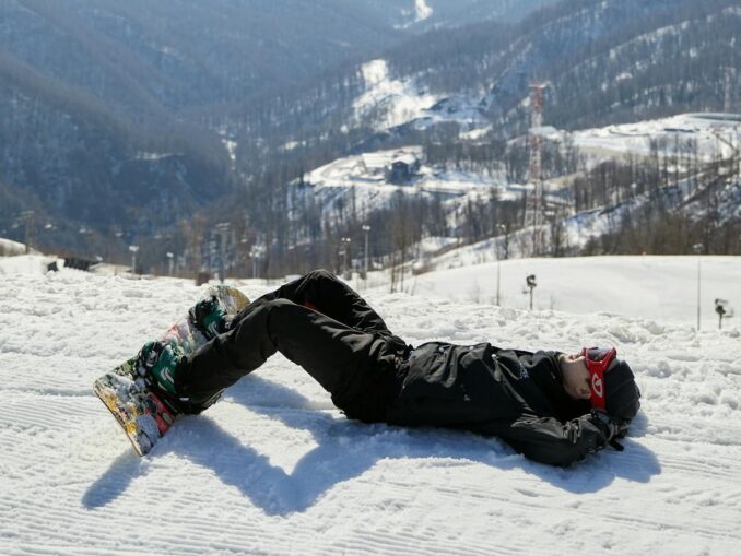 Сноубордист на трассе - Красная Поляна в зимние месяцы завалена снегом