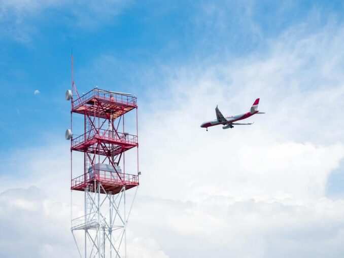 Сочи, небо, самолет, фото @igor-starkov/pexels.com Самолет - полететь на отдых на море даже в зимние месяцы хотят многие