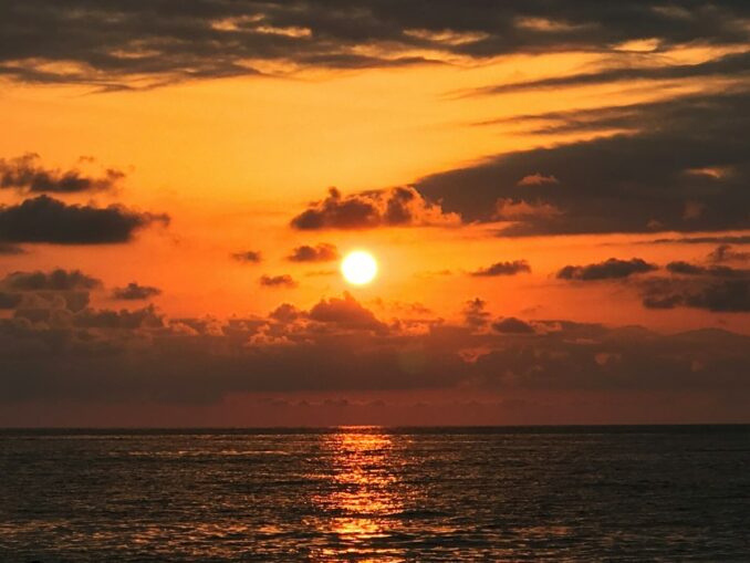 Заход солнца - температура воздуха в Батуми в октябре достигает +25 градусов