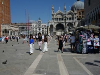 В Венеции можно купить сувениры прямо у Дворца дожей