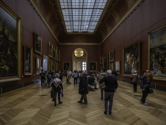 The collections of the Louvre must definitely watch in Paris in November