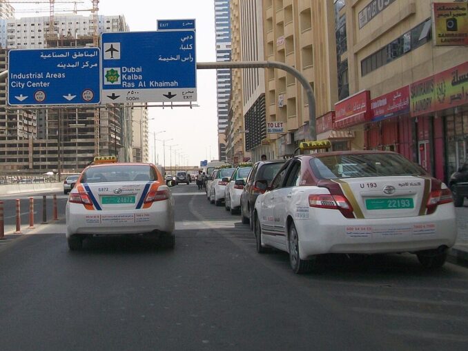 Из аэропорта Шарджи в Дубай можно доехать только на такси