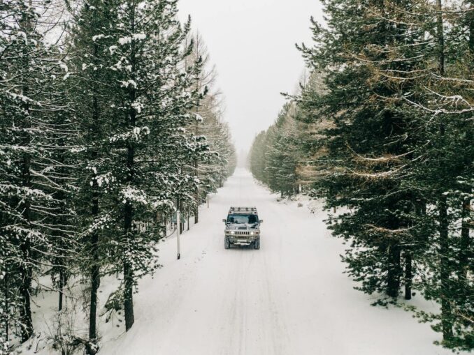 Заснеженная дорога - зима на Алтае сурова и требует одеваться потеплее