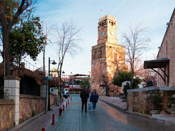 Around Antalya in January, photo @Aysegul Aytoren/pexels.com In January in Antalya you need to dress in demi-season clothes