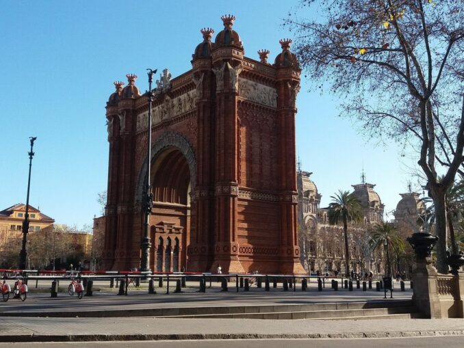 Триумфальная арка - в ноябре в Барселоне немного туристов, фото @CRISTINA PEREZ VILLALOBOS/Pixabay.com Триумфальная арка - температура воздуха в Барселоне в ноябре достигает +22 градусов Цельсия