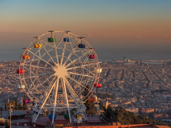 Вид на Барселону с Тибидабо, фото @Eszter Miller/Pixabay.com Колесо обозрения на Тибидабо в Барселоне