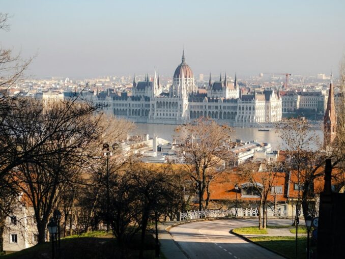 There are also sunny days in Budapest in December, photo unsplash.com/@Pavol Duracka In Budapest in December you need to dress warmly