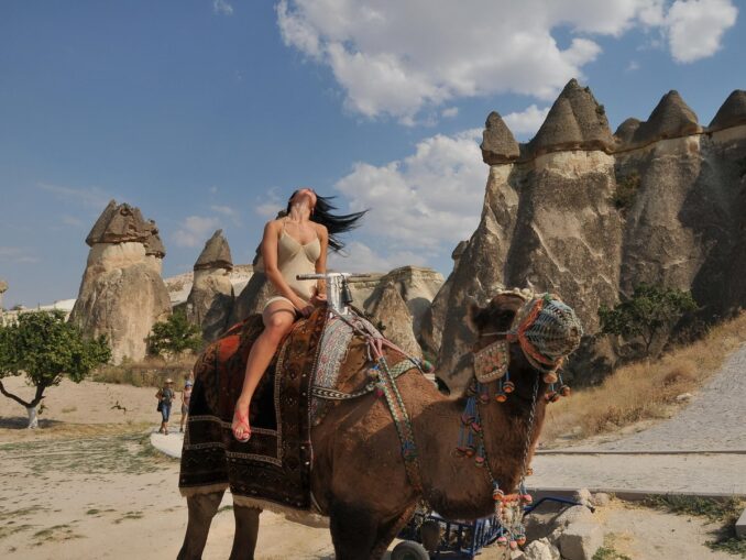 Девушка на верблюде в Каппадокии летом
