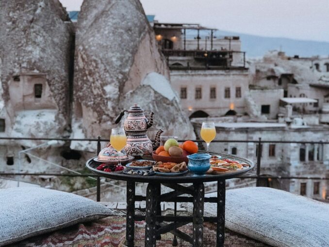 На террасе на крыше, лето - лучшее время года для поездки в Каппадокии