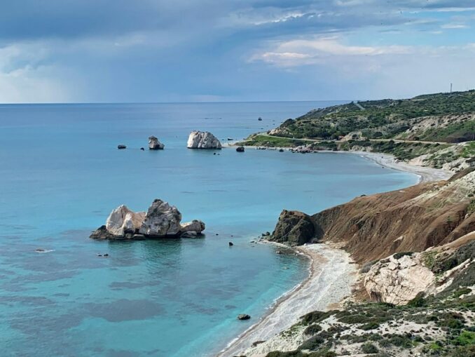 Тепло, но искупаться на Кипре в декабре не тянет, фото unsplash.com/@sSecret Travel Guide Температура воздуха на Кипре в декабре поднимается до +16-18 градусов Цельсия