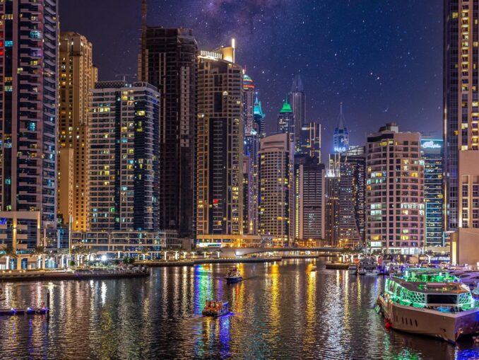 В январе в Дубае нужно посмотреть вечерний город и посмотреть шоу "Поющих фонтанов"