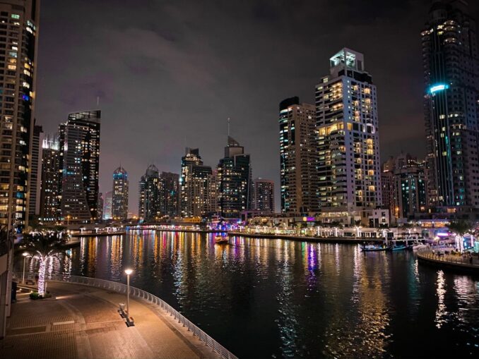 Evening Dubai looks especially festive, photo @Varun Dubey/pexels.com In the evening, the air temperature in Dubai during the New Year holidays can drop to +18-20 degrees Celsius