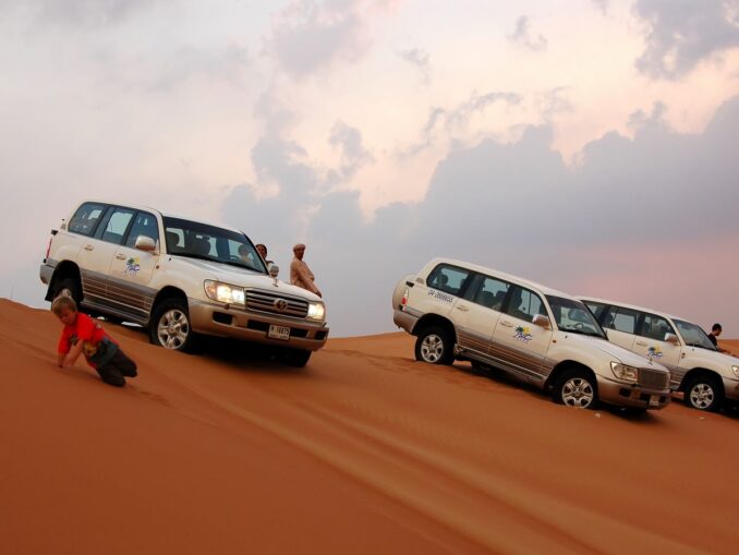Сафари на джипах по Аравийской пустыне одно из главных развлечений в Дубае