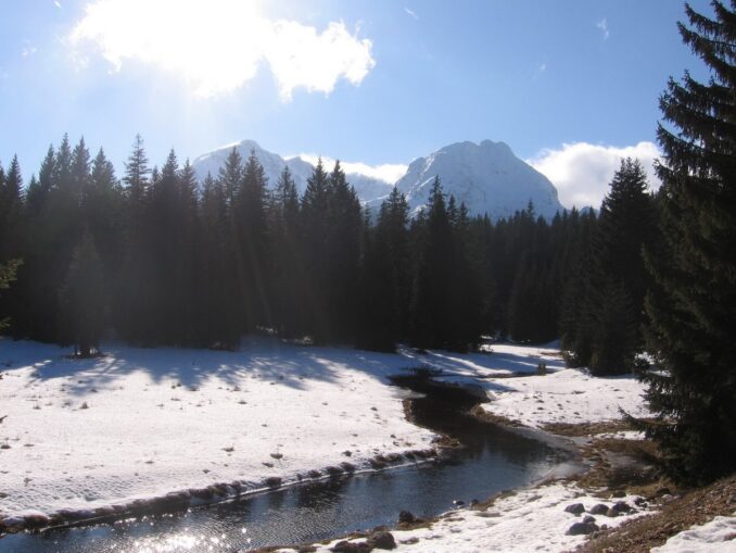 В Черногории нужно посетить национальный парк Дурмитор и покататься на лыжах