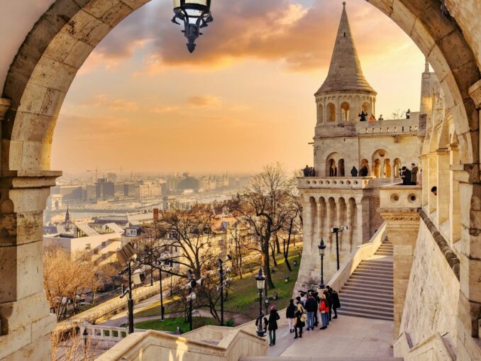 Fisherman's Bastion in Budapest, photo unsplash.com/@Abhishek Singh In December in Budapest you need to see the Buda Castle and Fisherman's Bastion