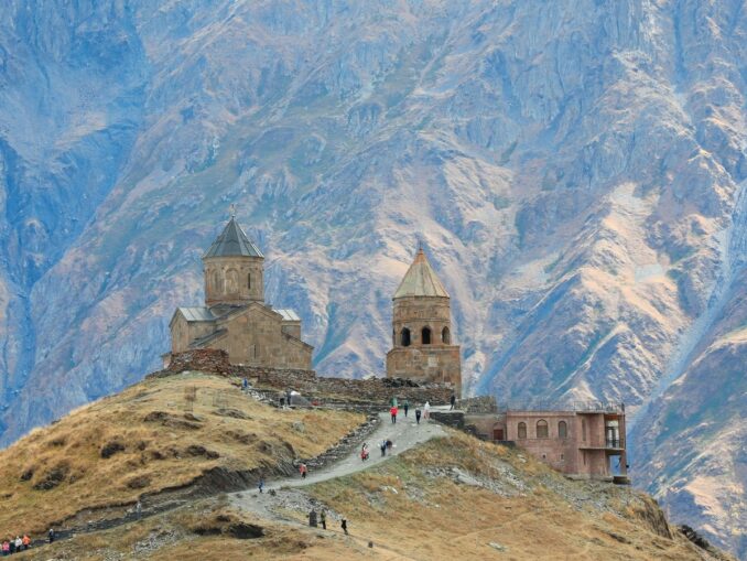 Trinity Church in Kazbegi in Georgia, photo unsplash.com/@Deogyeon Hwang Trinity Church in Gergeti - it’s worth going to Georgia for the New Year to see beautiful places