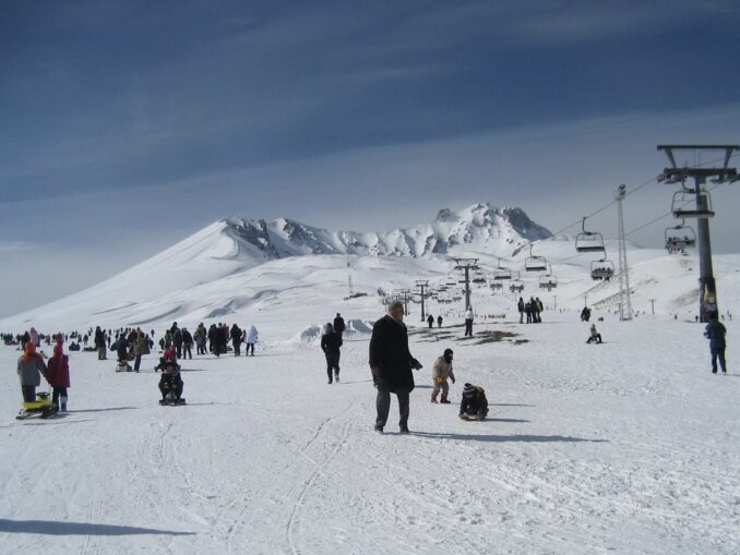 На курорте Эрджиес зимой можно покататься на санях или лыжах