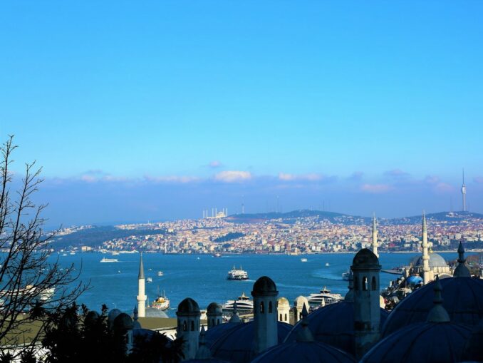 Зимой на Босфоре иногда случаются и ясные дни