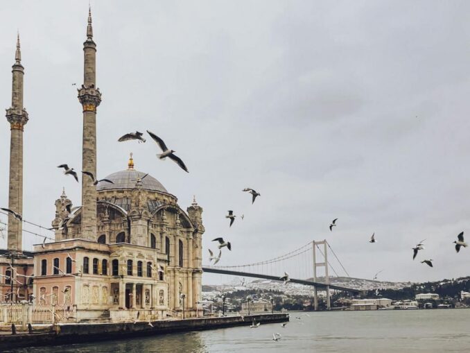 В декабре в Стамбуле стоит посмотреть мечеть Ортакёй на берегу Босфора