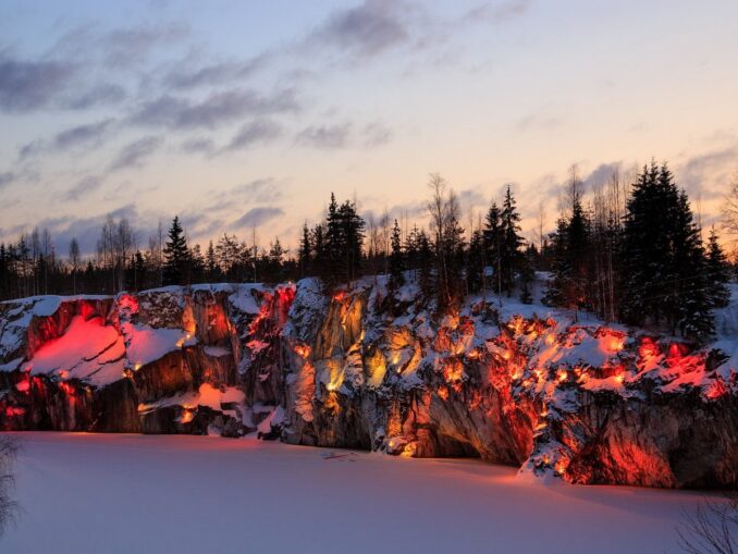Горный парк Рускеала в Карелии на Новый год, фото @Alexey Elfimov/Wikimedia Commons После Нового года в Карелии можно посмотреть парк Рускеала