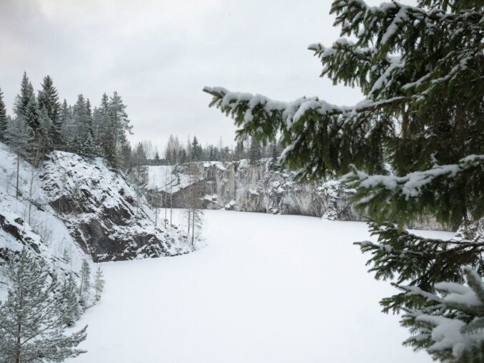 Рускеала в Карелии и зимой очень популярна у туристов