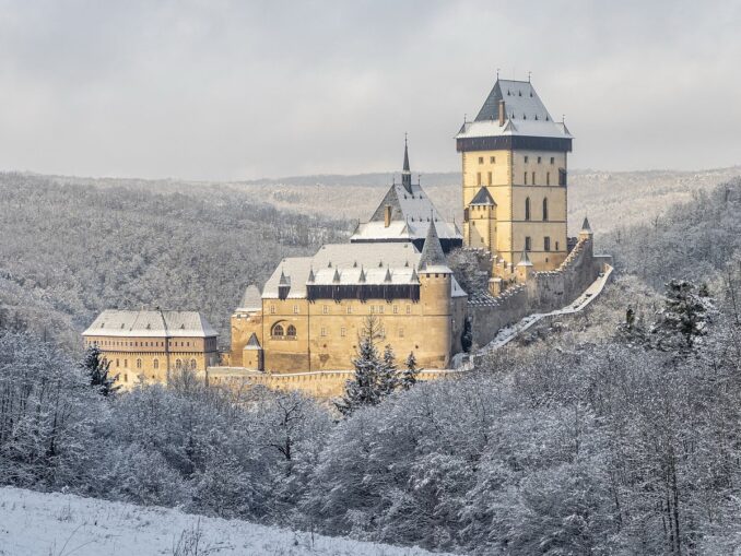 Karlštejn in winter, photo @Radomír Šalda/Wikimedia Commons Karlštejn Castle can also be visited in winter