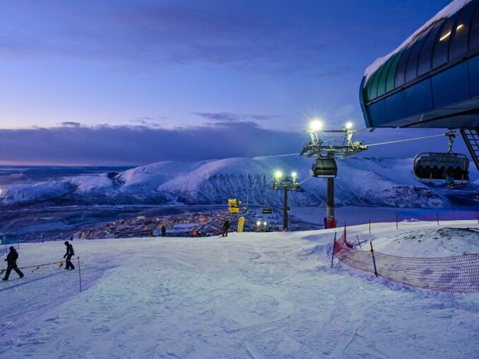 Горнолыжный склон в Кировске - зимой в Мурманске нужно одеваться тепло и многослойно