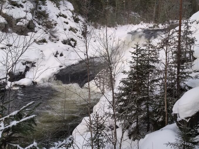 Водопад Кивач в Карелии и зимой редко замерзает
