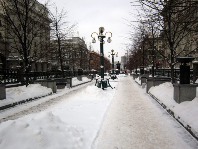 В январе в Минске температура воздуха опускается до -10-12 градусов Цельсия