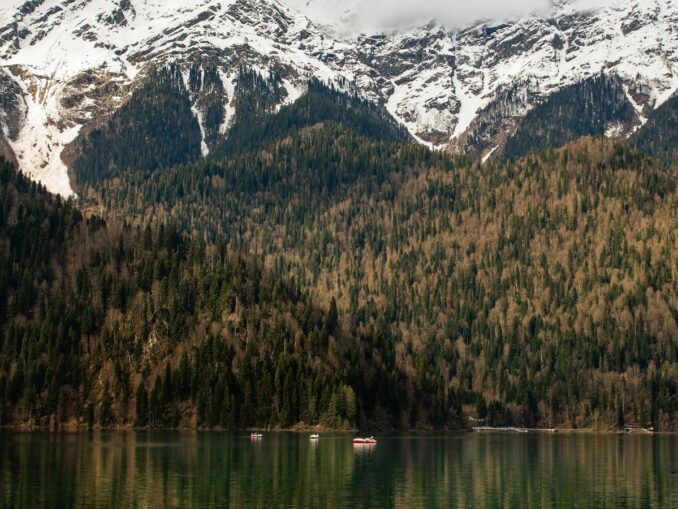 Lake Ritsa in Abkhazia in December, photo unsplash.com/@Pavel Avakumov In December in Abkhazia you need to see Lake Ritsa