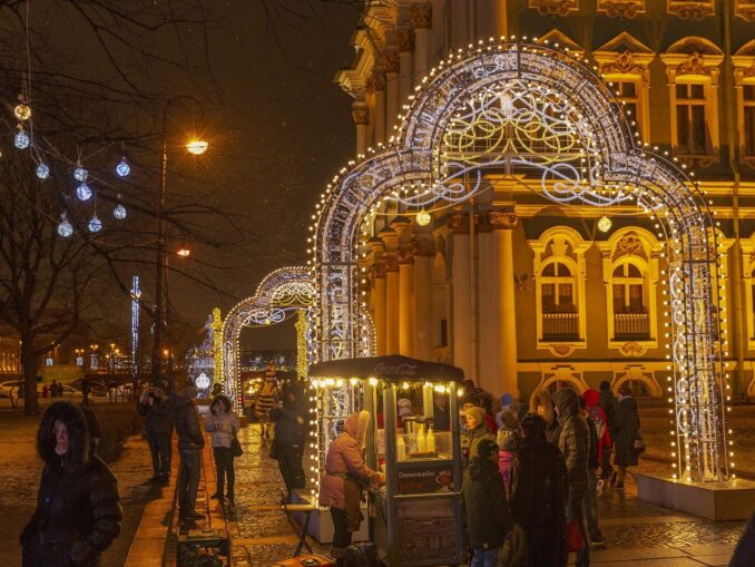 Зимний дворец в Санкт-Петербурге незадолго до Нового года, фото @LuidmilaKot/Pixabay.com В Санкт-Петербург зимой нужно посмотреть Эрмитаж